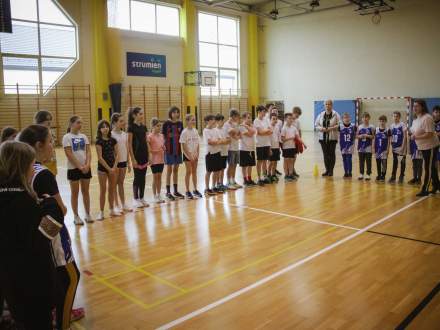 Sportowa rywalizacja na hali